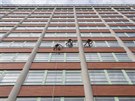 Mytí oken na zlínském mrakodrapu, který je sídlem Zlínského kraje.