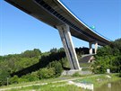Lochkovský most má jednu pín nedleno konstrukci v pdorysném oblouku,...