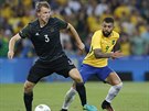 Nmecký fotbalista Lukas Klostermann (vlevo) v souboji s Brazilcem Gabrielem...