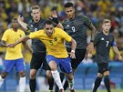 Brazilský fotbalista  Renato Augusto uniká nmecké obran.