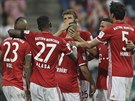 Fotbalisté Bayernu Mnichov oslavují gól Francka Ribéryho v zápase s Brémami.