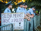 Demonstranti proti Merkelové se seli i u Lichtentejnského paláce (25. srpna...