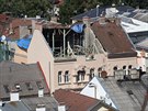 V centru Olomouce se ve stedu 24. srpna 2016 na chodník zítil kus zdi domu,...