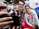 Zuzana Hejnová pózuje po návratu z Ria pro selfie.