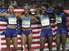 Americká tafeta en na 4x100 metr slaví triumf v Riu, vlevo je rekordmanka...