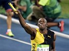 Usain Bolt slaví triumf ve štafetě na 4x100 metrů v Riu.