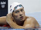 Americký plavec Ryan Lochte sleduje svj as v olympijském bazénu. V Riu se...