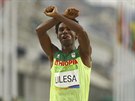 STÍBRNÝ PROTEST. Vytrvalec Feyisa Lilesa probíhá cílem olympijského maraton s...