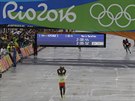 PROTEST. Etiopský bec Feyisa Lilesa probhl cílem olympijského maraton se...