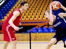 Tomá Satoranský radí mladým basketbalistm na svém tréninkovém kempu na...