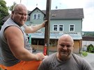 Zdenk a Martin Batovi (zprava) ped svou hospodou v Doln Poustevn, kde dnes...