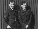 Miroslav Liškutín (vlevo) v roce 1942 s pilotem Janem Majerem.