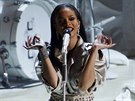 Rihanna zpívá na pedávání cen hudební televize MTV. (New York, 28. srpna 2016)