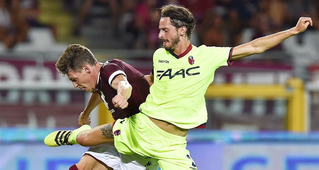 PÁLÍM! Andrea Belotti z Turína st�ílí na branku Boloni. V zápase nasázel...