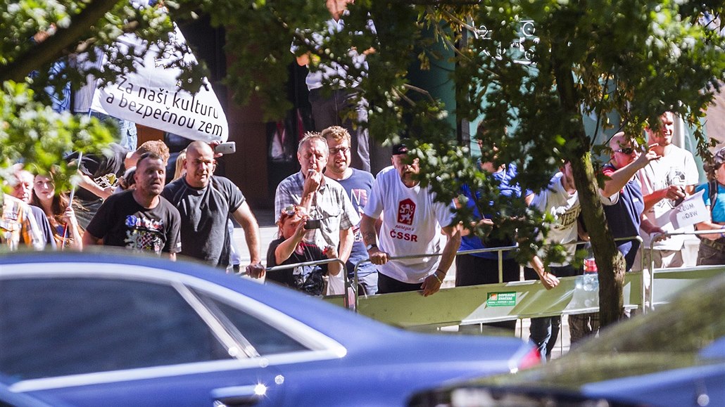 Angela Merkelová dorazila k areálu �VUT, také zde na ni �ekala �ada...