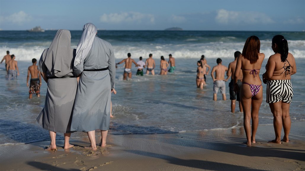 Polské řádové sestry na brazilské pláži Copacabana.