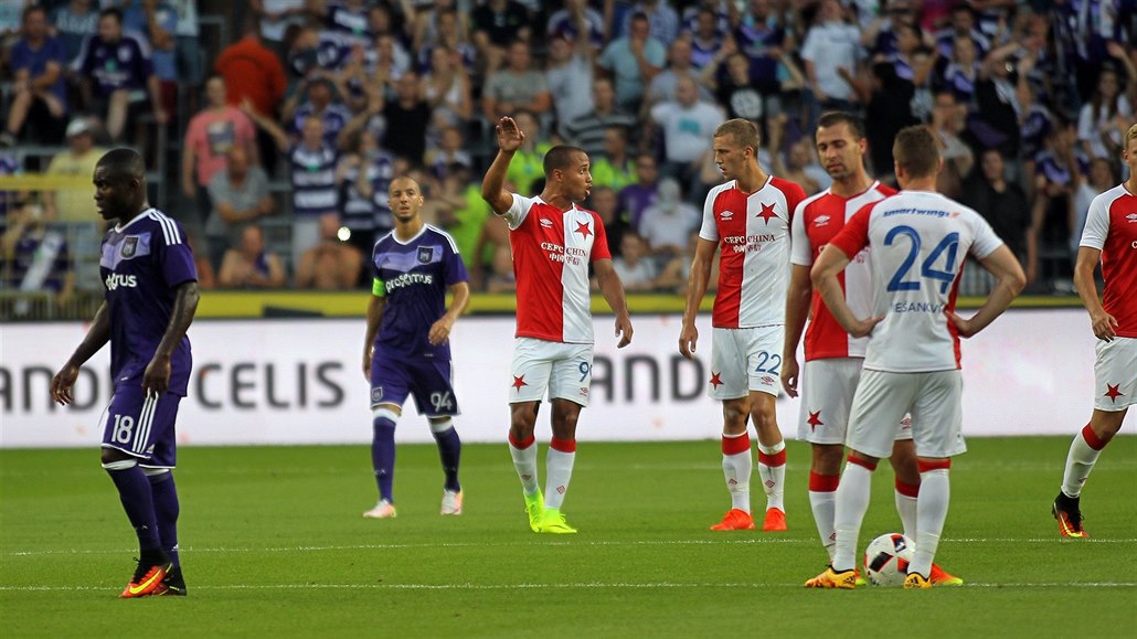 Slavia rozehrává po inkasovaném gólu na h�i�ti Anderlechtu.