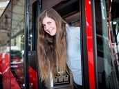 Pavlína Hulíková řídí autobus městské hromadné dopravy v Českých Budějovicích.