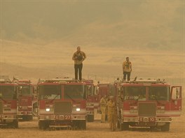 ODHAD SOUPEE. Jednotka hasi z amerického Los Angeles obhlíí terén ped...