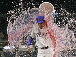 LEDOVÁ POCTA. Úspnému baseballovému hrái texaských Rangers Carlosi Gomezovi...