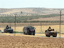 Turecké jednotky poblíž syrské hranice (27. srpna 2016)