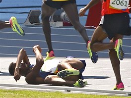 Americký vytrvalec Hassan Mead takto upadl v rozbhu závodu na 5000 metr po...