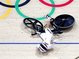 Dráhová cyklistka Martha Bayonaová obsadila v olympijském keirinu po tomto pádu...