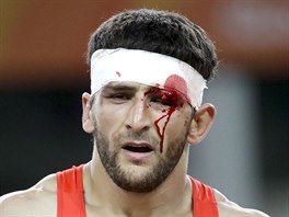 Ruský zápasník Aniuar Gedujev krvácí bhem olympijského finále proti Hassanu...