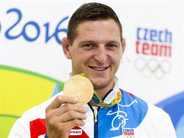 Lukáš Krpálek se chlubí zlatou olympijskou medailí z Ria.