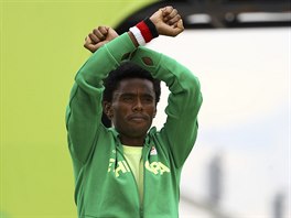 STŘÍBRNÝ PROTEST. Vytrvalec Feyisa Lilesa při vyhlášení vítězů olympijského...