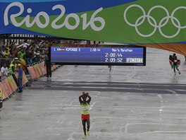 PROTEST. Etiopský běžec Feyisa Lilesa proběhl cílem olympijského maratonů se...