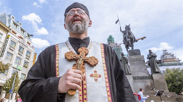 Asi tři desítky lidí prošly Prahou v průvodu za Ježíše, rodinu, morální hodnoty a proti homosexuálům. Akci zejména v návaznosti na pochod Prague Pride uspořádal Byzantský katolický patriarchát (20.8.2016).