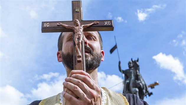 Asi ti destky lid proly Prahou v prvodu za Jee, rodinu a morln hodnoty a proti homosexulm. Akci zejmna v nvaznosti na pochod Prague Pride uspodal Byzantsk katolick patriarcht (20.8.2016).