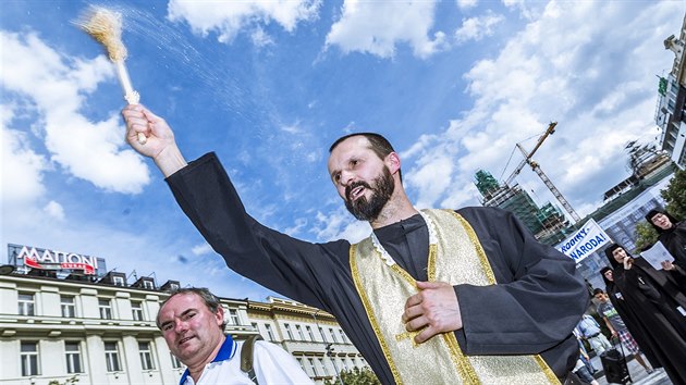 Asi tři desítky lidí prošly Prahou v průvodu za Ježíše, rodinu a morální hodnoty a proti homosexuálům. Akci zejména v návaznosti na pochod Prague Pride uspořádal Byzantský katolický patriarchát (20.8.2016).