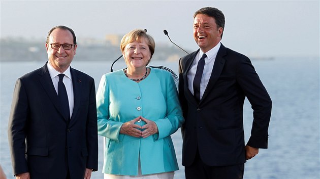 Francouzsk prezident Franois Hollande, nmeck kanclka Angela Merkelov a italsk premir Matteo Renzi pi tiskov konferenci na letadlov lodi Garibaldi (22. srpna 2016)