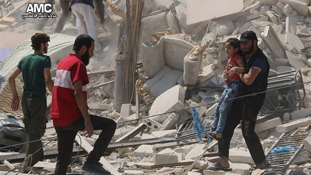 Na snmcch poskytnutch jednou z protivldnch povstaleckch skupin jsou dajn nsledky barelovho bombardovn Aleppa (27. srpna 2016)