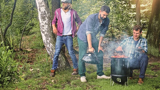 Uzení pi grilování dává pokrmu úpln novou chu.