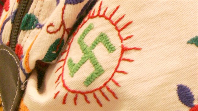 Kabelku s motivem svastiky prodvala Zara v roce 2007. Byla nejsp inspirovan hinduistickou symbolikou, ale mnoha lidem pipomnla nacistick hnut.