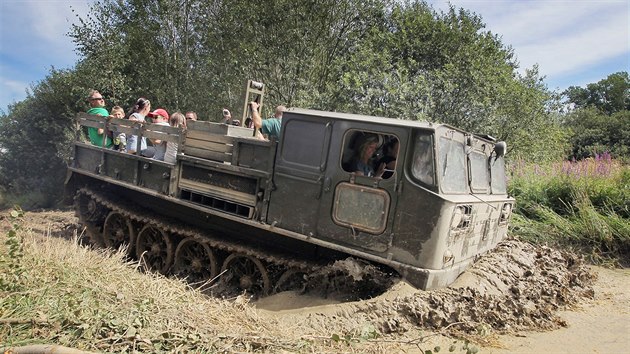 Tisce lid si nenechaly ujt Den s technikou Vojenskho muzea na demarkan linii v Rokycanech (20. srpna 2016).