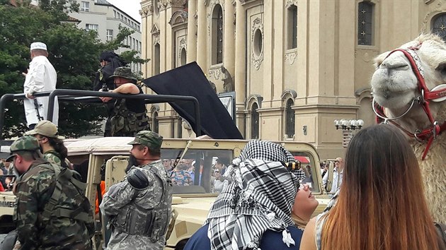Martin Konvička se svými přívrženci sehrál invazi IS na Staroměstském náměstí, která vyvolala paniku (21. srpna 2016).