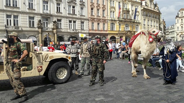 Martin Konvička se svými přívrženci sehrál invazi IS na Staroměstském náměstí, která vyvolala paniku (21. srpna 2016).