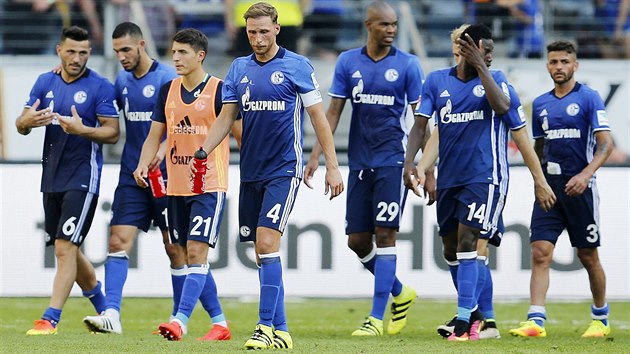 TO JSME TOMU DALI. Fotbalist Schalke jdou ze hit pot, co v prvnm ligovm kole prohrli ve Frankfurtu.