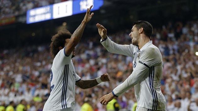 GRATULUJU, KAMARDE. Marcelo z Realu Madrid blahopeje ke glu spoluhri Alvaru Moratovi.