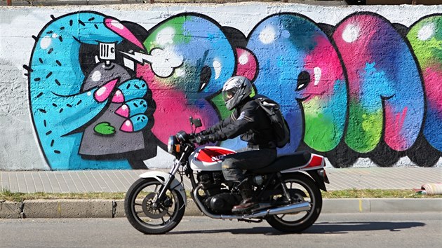 Umlci v Havlkov Brod bhem Urban art festivalu pomalovali ze v Chotbosk ulici a budovu gymnzia.