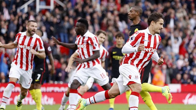 tonk Bojan Krki ze Stoke oslavuje trefu do st Manchesteru City.