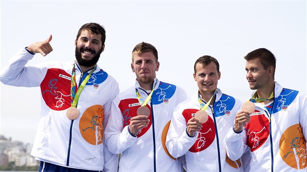 Bronzov medaile zskali v Riu na kilometrov trati kajaki (zleva) Josef Dostl, Luk Trefil, Daniel Havel  a Jan trba.