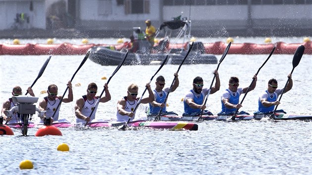 Momentka z olympijskho zvodu tykajak na 1000 metr. Vlevo Nmci, kte vyhrli zlato, vpravo bronzov esk posdka.