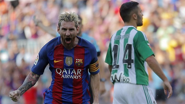 Kapitn Barcelony Lionel Messi oslavuje branku proti Realu Betis.