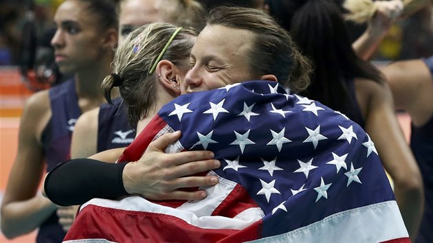 Americk volejbalistky Kayla Banwarthov a Courtney Thompsonov oslavuj vhru v duelu o bronzov medaile proti Nizozemsku.