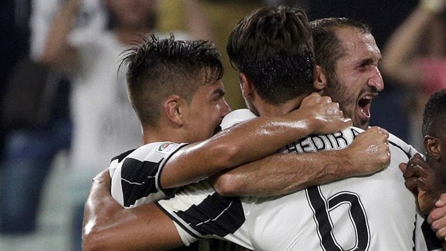 Fotbalist Juventusu oslavuj gl Samiho Khediry v duelu proti Fiorentin.